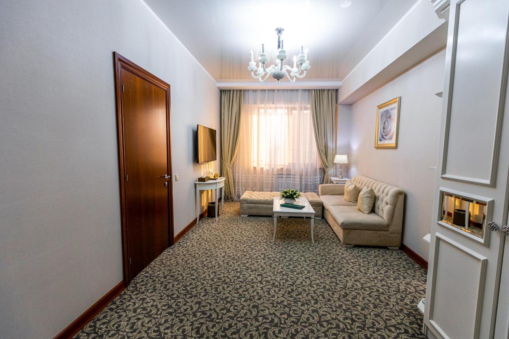 Plaza Hotel Almaty Bilik gambar