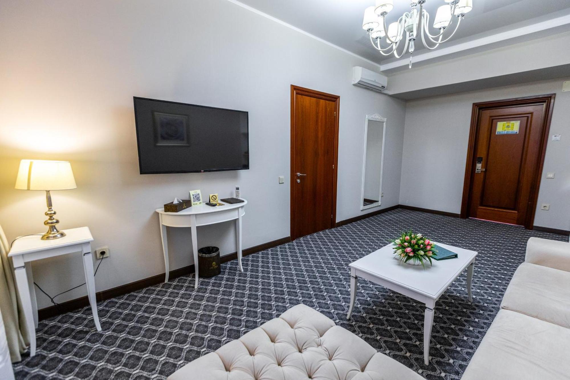 Plaza Hotel Almaty Bilik gambar
