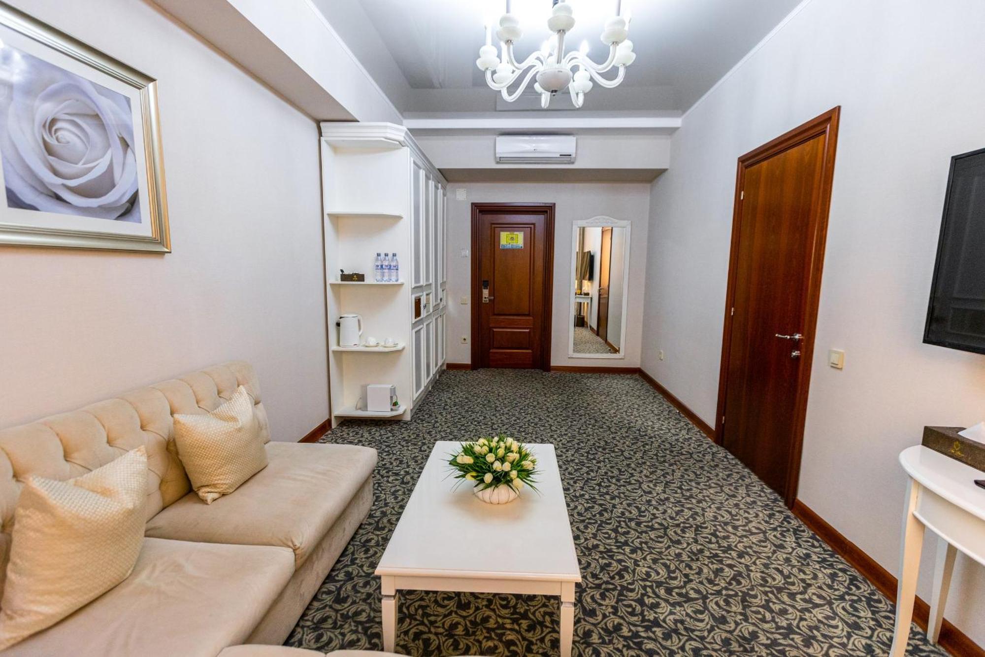 Plaza Hotel Almaty Bilik gambar