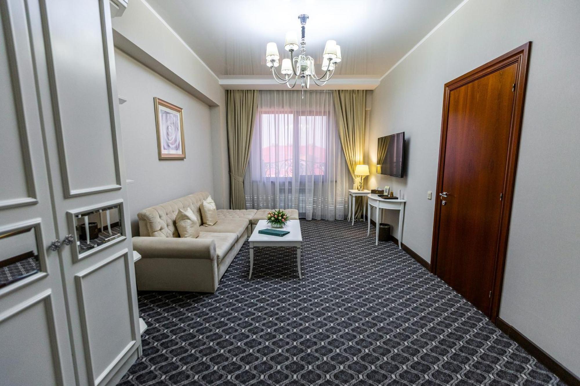 Plaza Hotel Almaty Luaran gambar