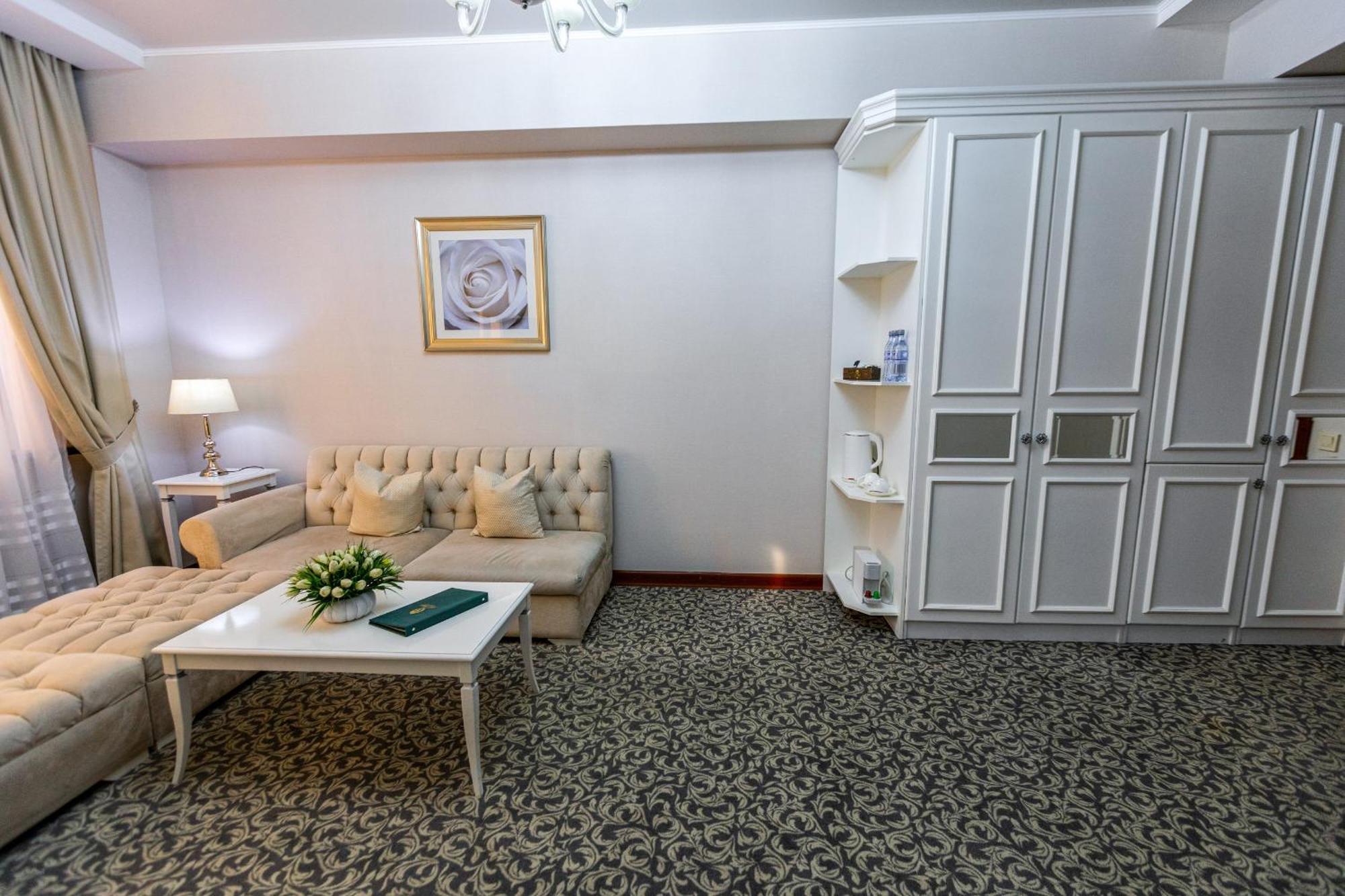 Plaza Hotel Almaty Bilik gambar