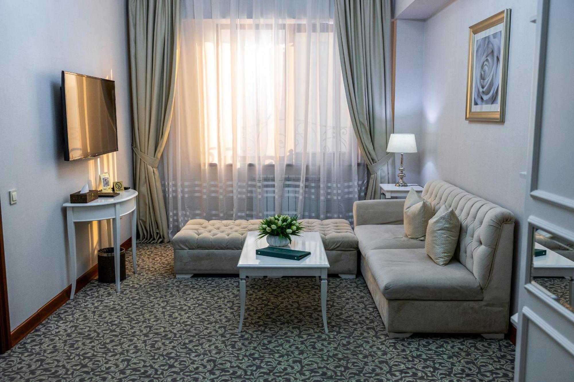 Plaza Hotel Almaty Bilik gambar