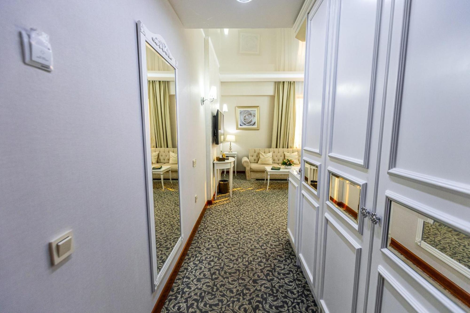 Plaza Hotel Almaty Bilik gambar