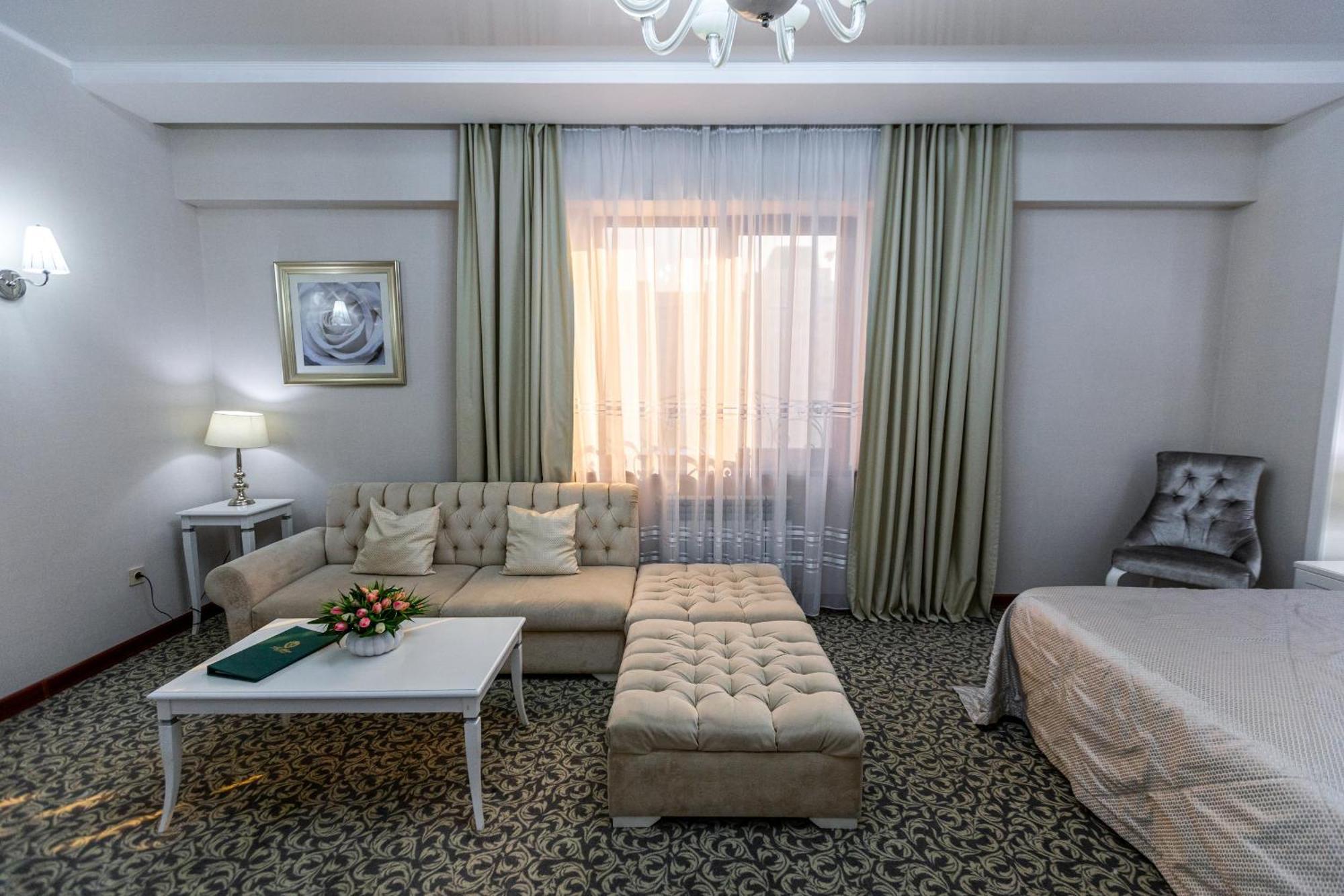 Plaza Hotel Almaty Bilik gambar