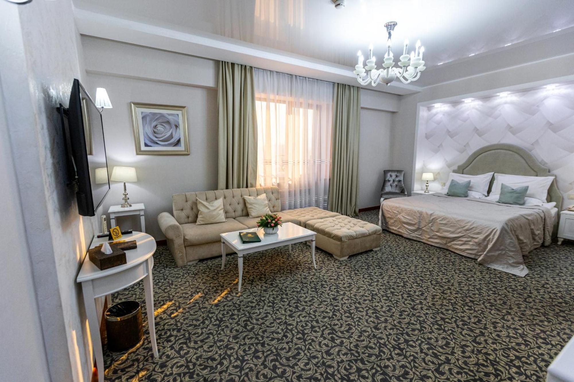 Plaza Hotel Almaty Bilik gambar