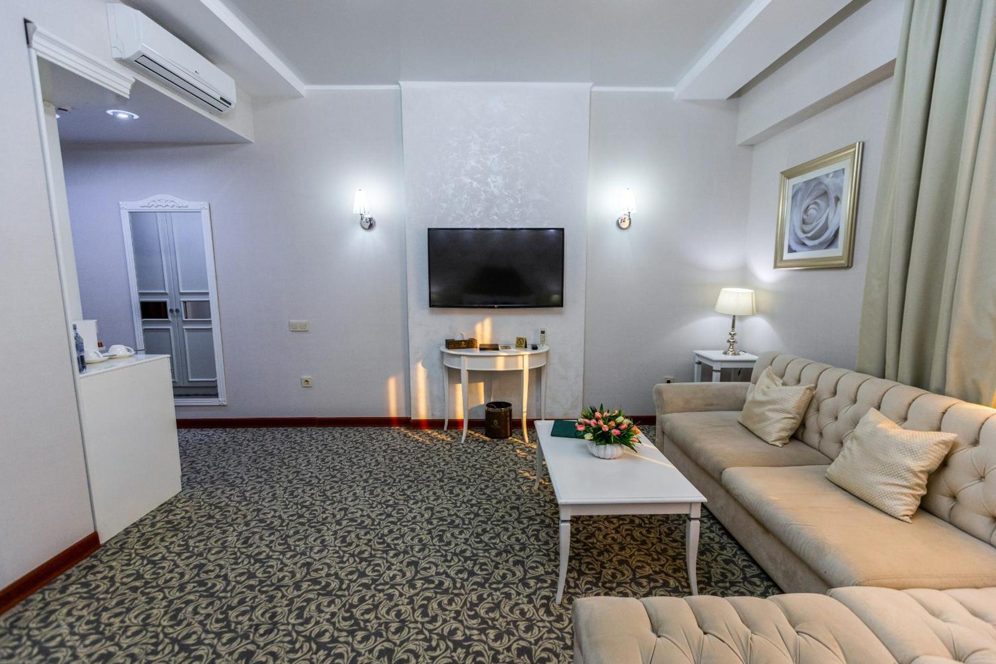 Plaza Hotel Almaty Bilik gambar