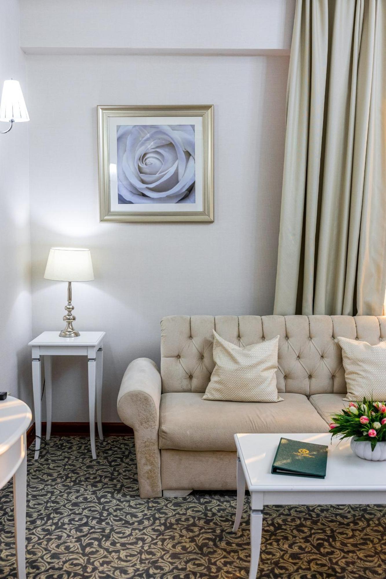 Plaza Hotel Almaty Luaran gambar