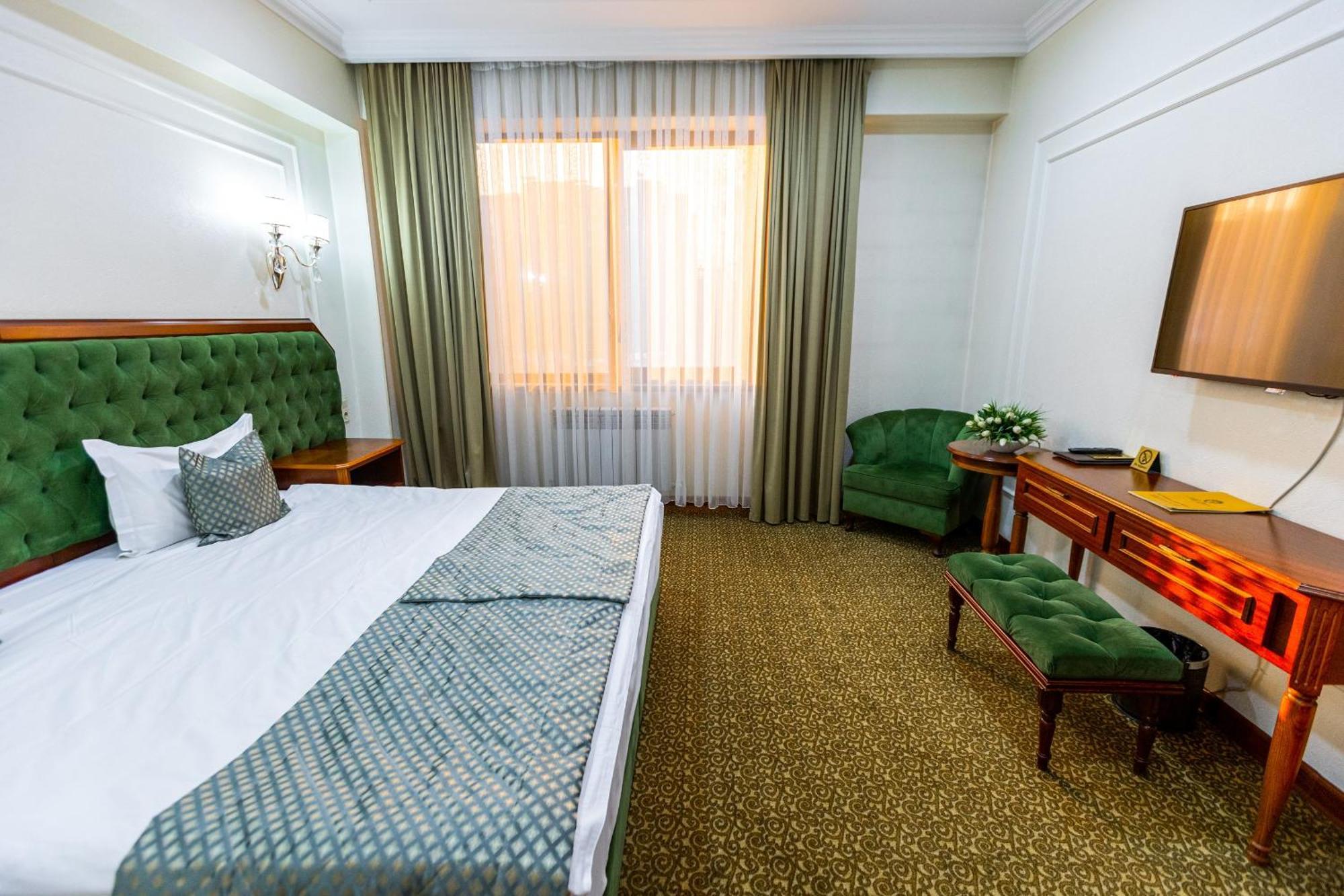 Plaza Hotel Almaty Bilik gambar