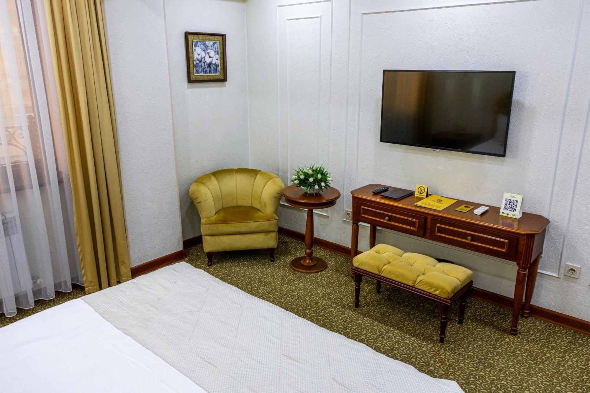 Plaza Hotel Almaty Bilik gambar