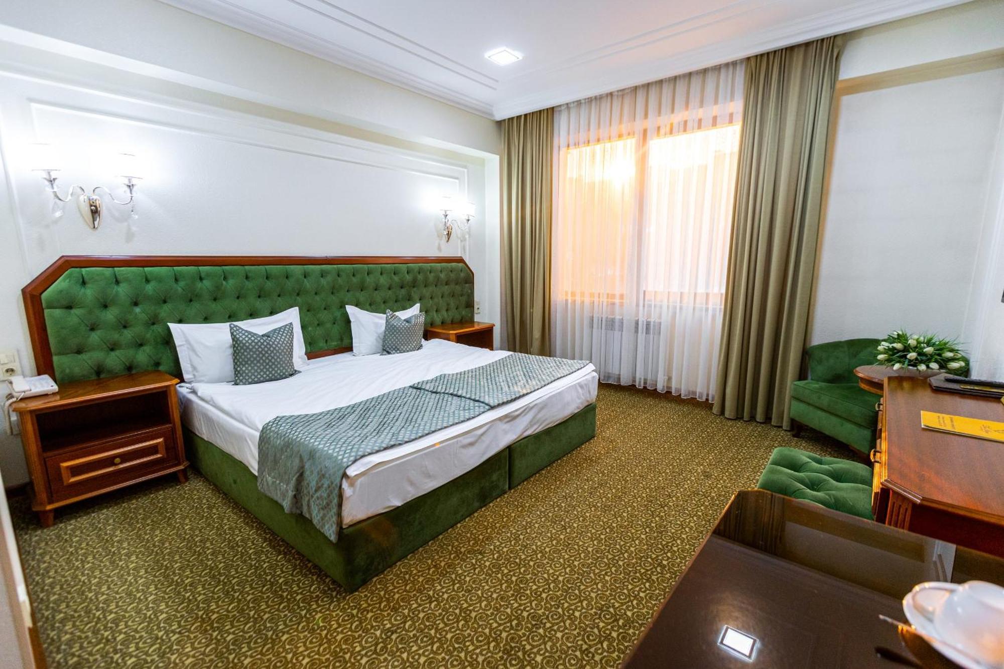Plaza Hotel Almaty Luaran gambar