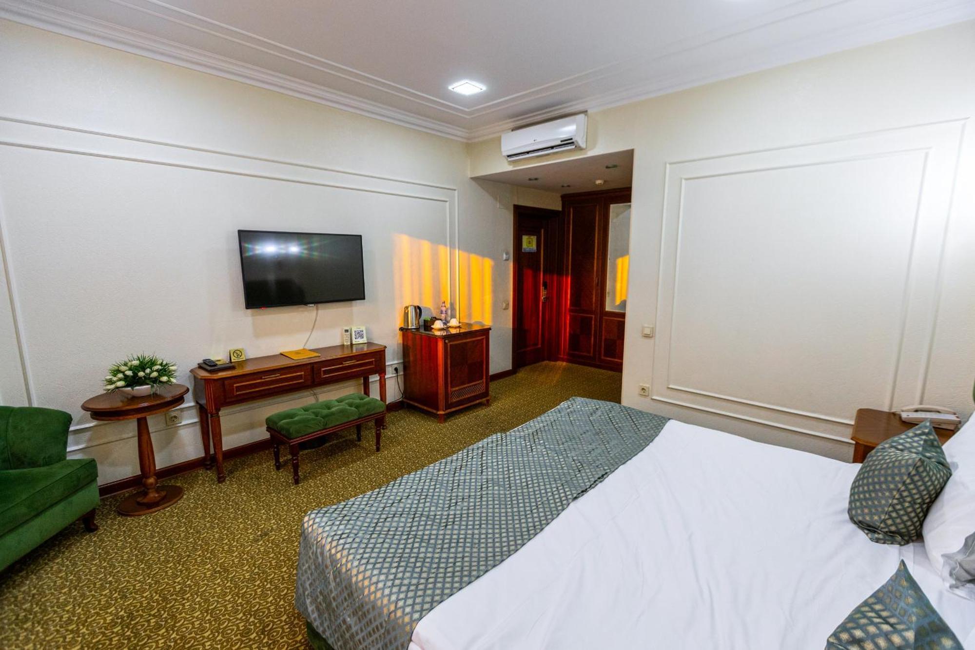 Plaza Hotel Almaty Bilik gambar