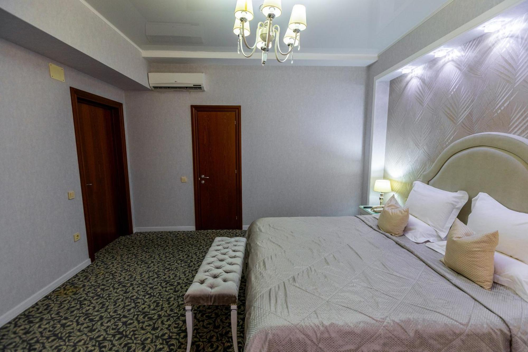 Plaza Hotel Almaty Bilik gambar