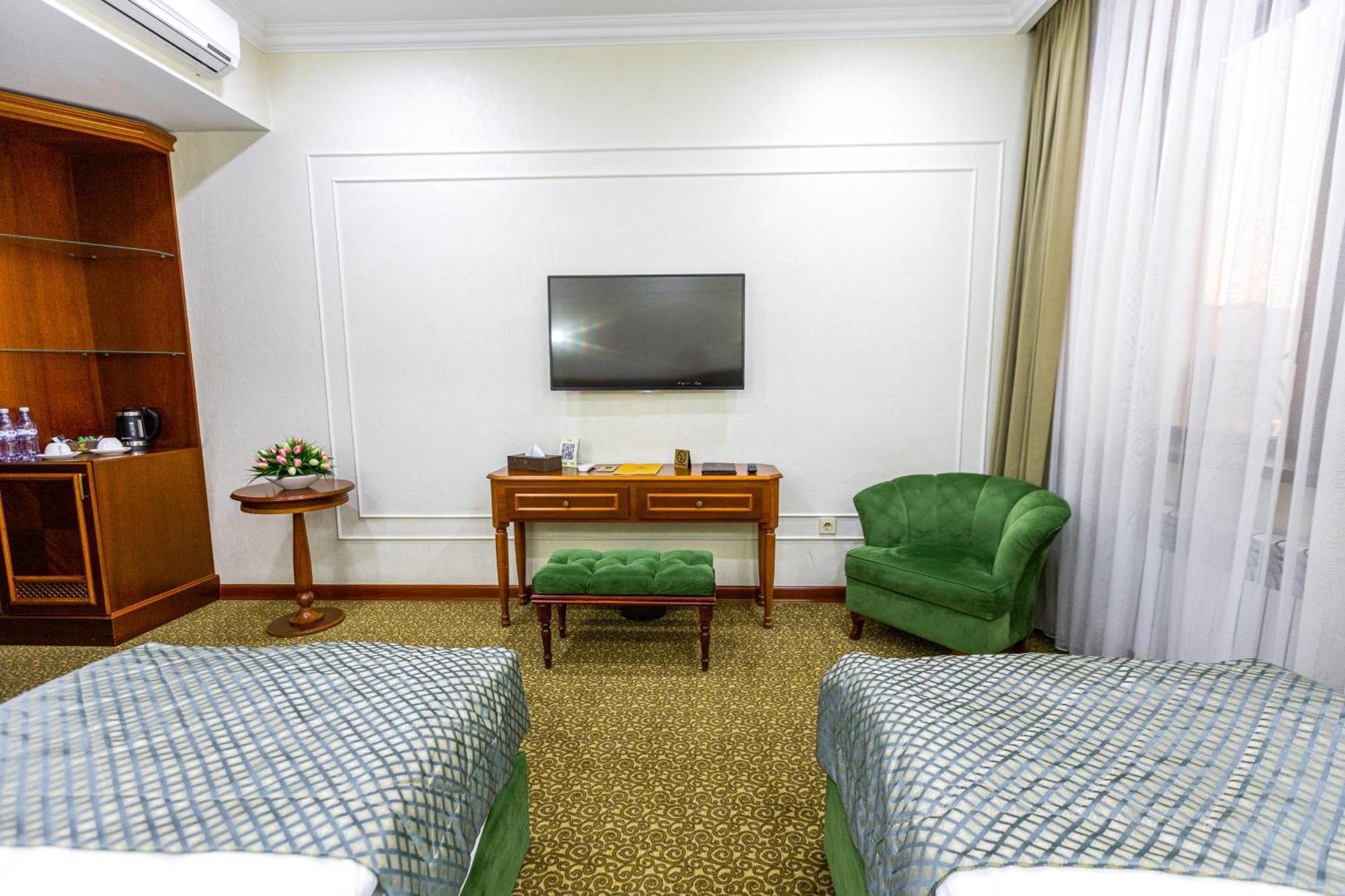 Plaza Hotel Almaty Bilik gambar