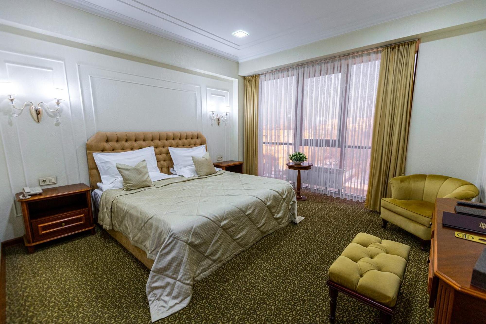 Plaza Hotel Almaty Luaran gambar