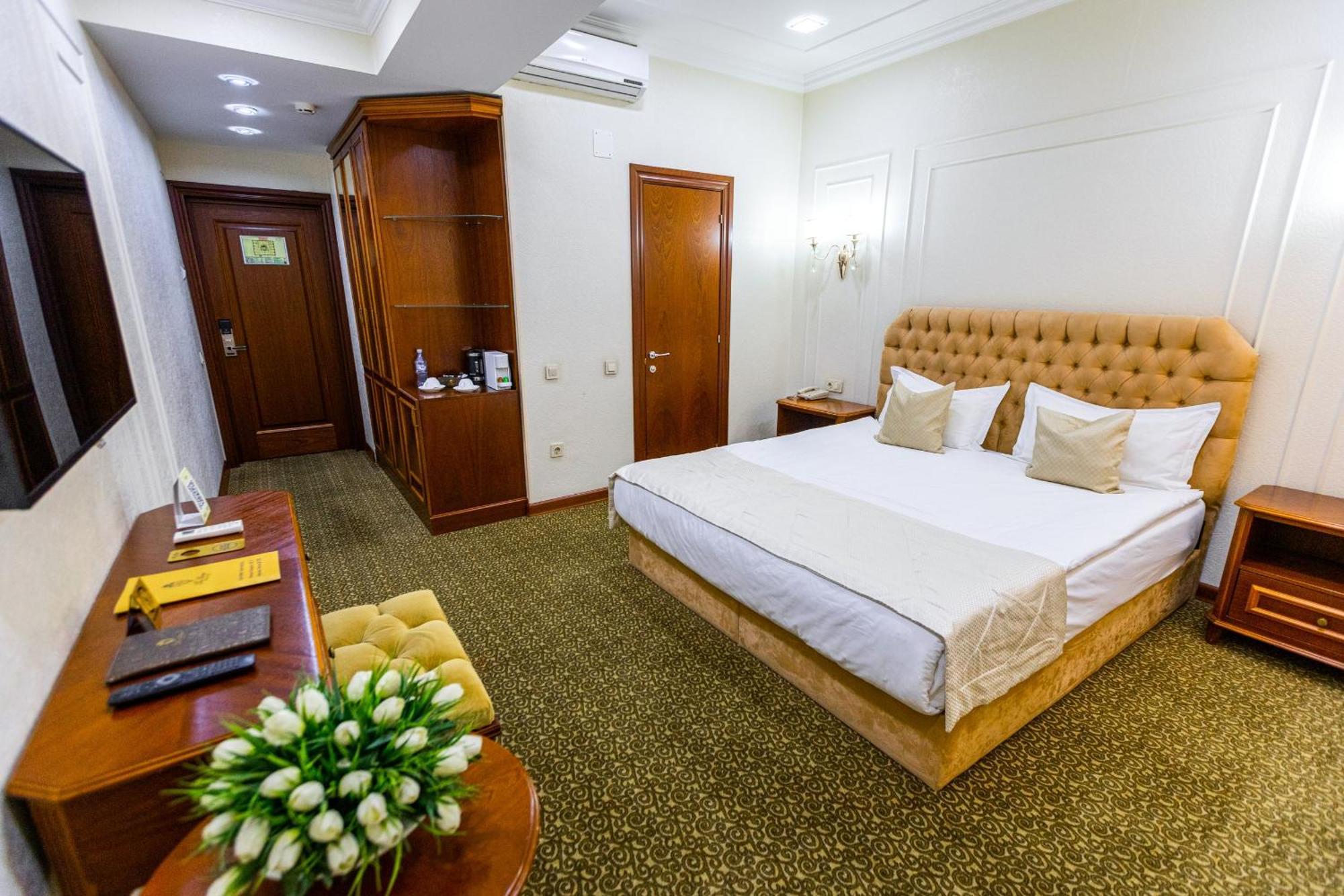 Plaza Hotel Almaty Luaran gambar