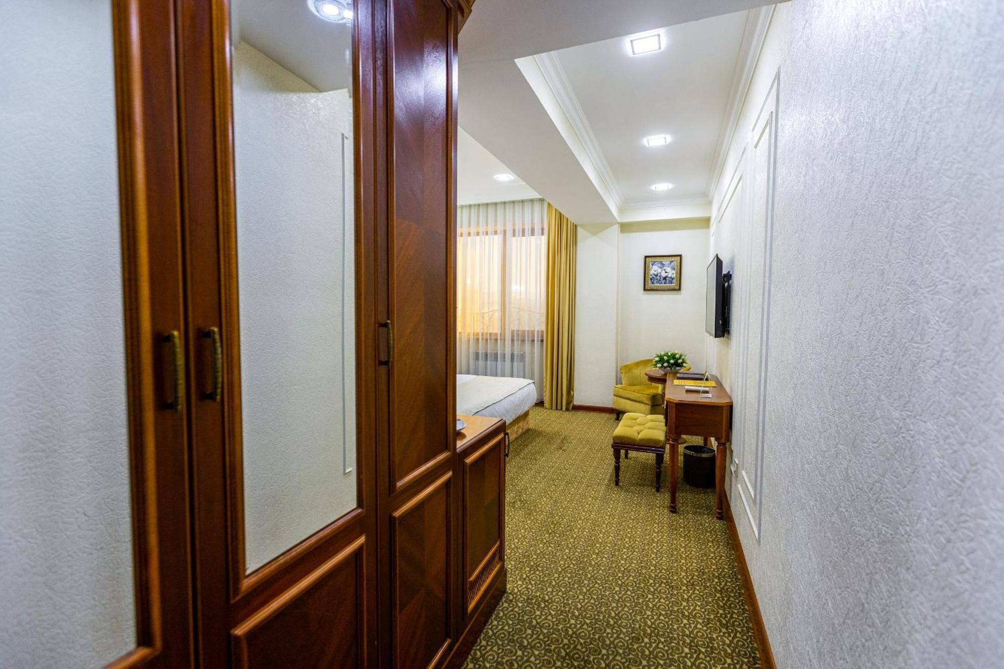 Plaza Hotel Almaty Bilik gambar