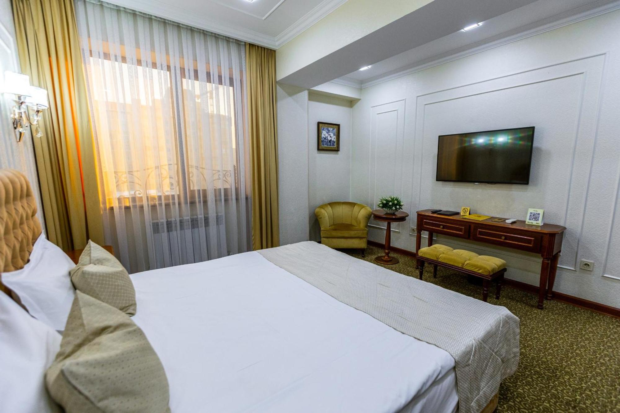Plaza Hotel Almaty Bilik gambar
